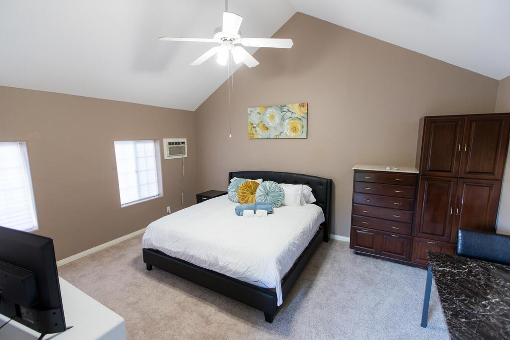 BRAND NEW! The Perfect Backhouse In Center Of LA - thumb 1