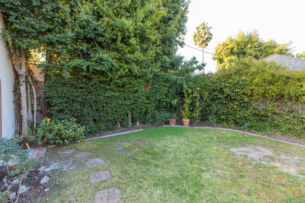 BRAND NEW! The Perfect Backhouse In Center Of LA - thumb 0