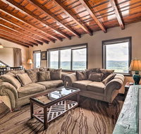 Burkesville Apartment with Views  Pool Access - Accommodation Los Angeles