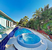 Canal-Front Dream w/ Private Pool, Spa & Dock home - Accommodation Los Angeles