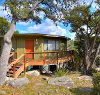 Cedar Shade Bungalow, tree house views, pool & hot tub, next to marina (#13) - Accommodation Los Angeles