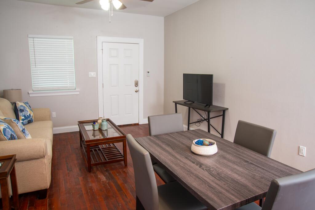 Charming St Claude Ave Apt Sleeps 4 - thumb 3