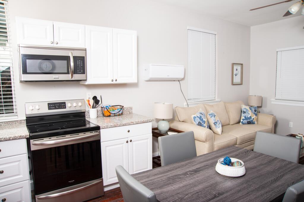 Charming St Claude Ave Apt Sleeps 4 - thumb 2