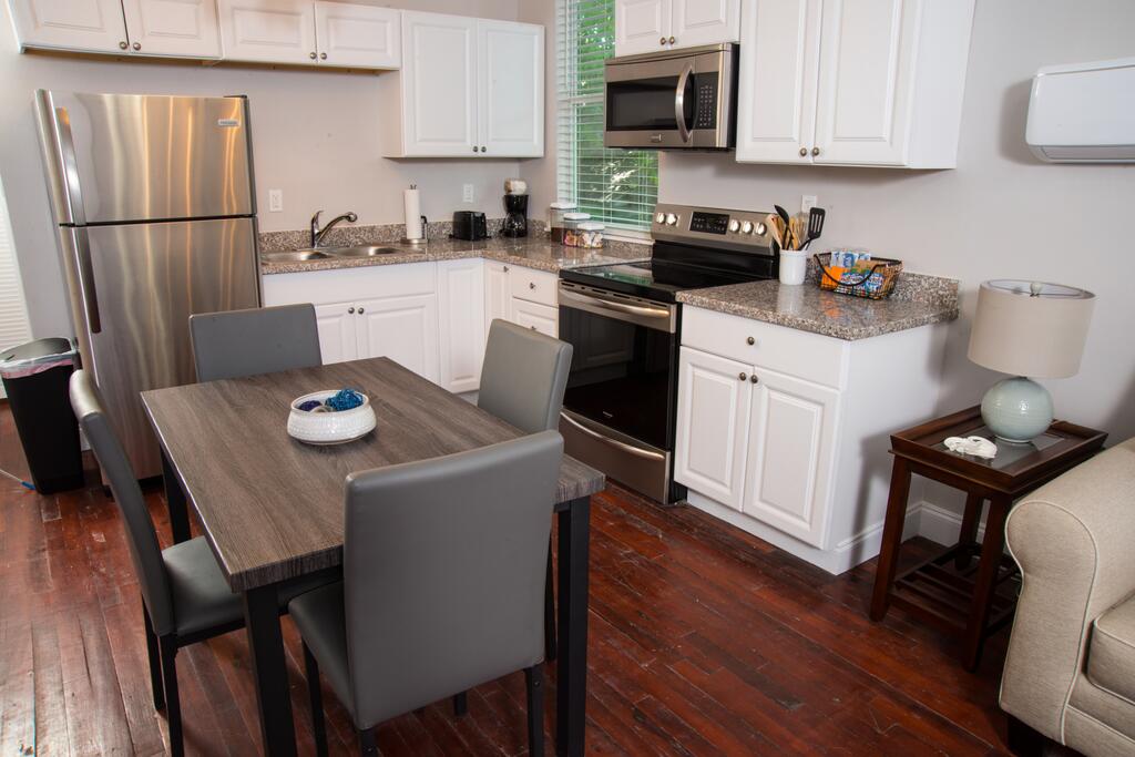 Charming St Claude Ave Apt Sleeps 4 - thumb 0