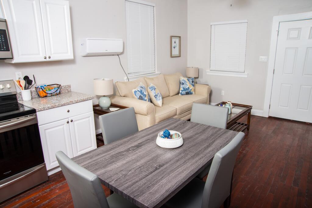 Charming St Claude Ave Apt Sleeps 4 - thumb 1