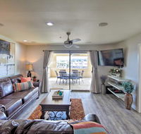 Chic Lakefront Condo with Overlooking London Bridge! - Accommodation Los Angeles