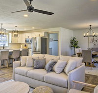 Chic Retreat w/ Deck  9Mi to Dwtn Springfield - Accommodation Los Angeles