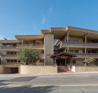 Christophe Condo with pool and view of Mt - Accommodation Los Angeles
