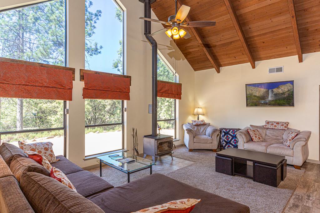 Cody's Cozy Cabin And Spa Near Yosemite National Park - thumb 1