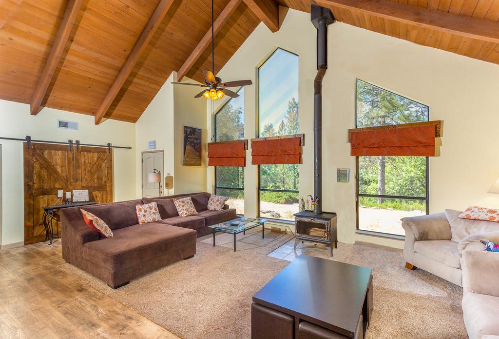 Cody's Cozy Cabin And Spa Near Yosemite National Park - thumb 3