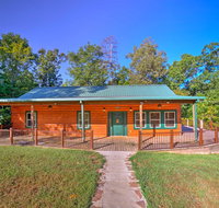 Coffeeville Cabin w/Deck  7 Mi. to Grenada Lk - Accommodation Los Angeles