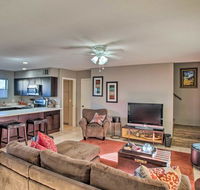 Condo with Balcony & BBQ - 1 Mi to Fountain Park - Accommodation Los Angeles