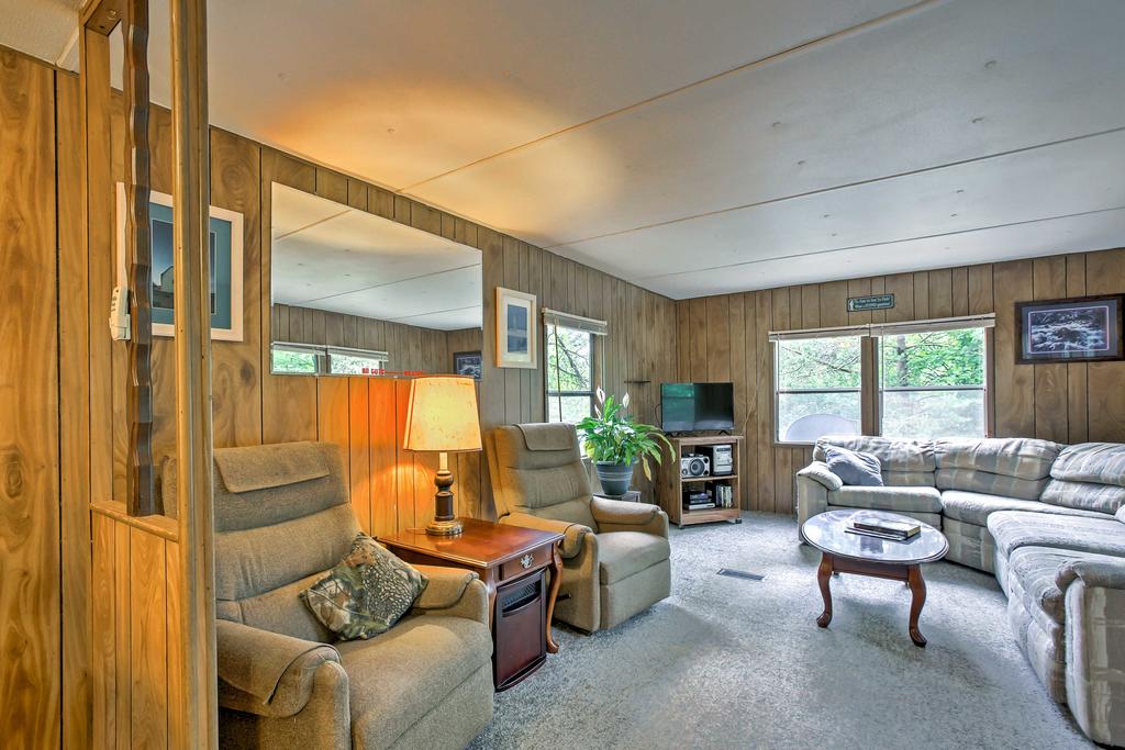 Cozy Fountain Cabin On 2 Wooded Acres By 3 Lakes! - thumb 2