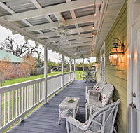 Cozy Pass Christian House with Porch Steps From Beach - Accommodation Los Angeles