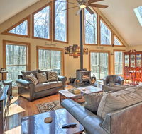 Cozy Retreat with Deck & Hot Tub, 20 mins to Kalahari - Accommodation Los Angeles