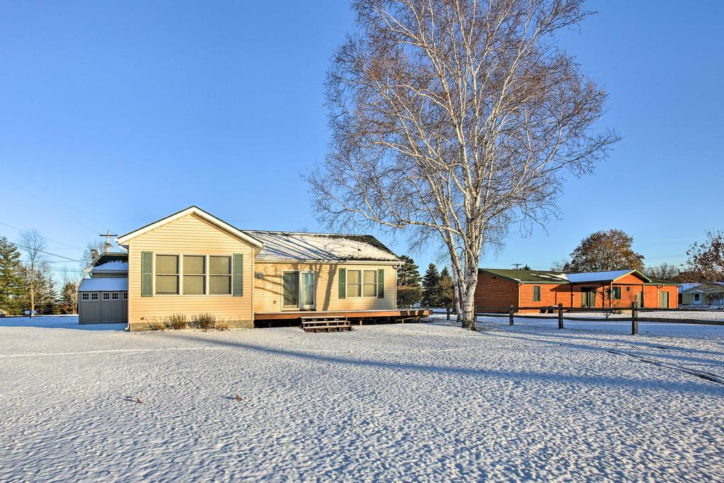 Cozy Riverfront Home With Fire Pit In Houghton Lake! - thumb 2