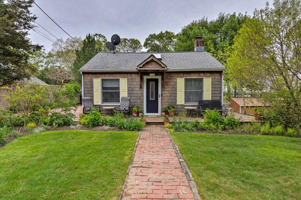 Cute East Hampton Cottage With Patio - Walk To Beach - thumb 0