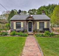 Cute East Hampton Cottage with Patio - Walk to Beach - Accommodation Los Angeles