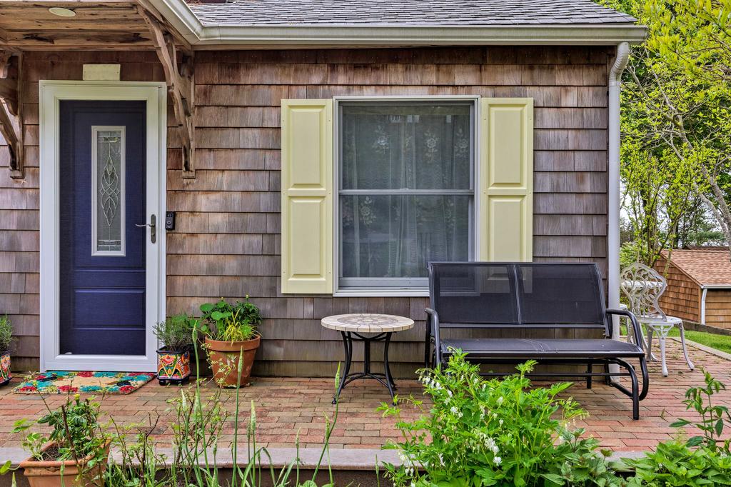 Cute East Hampton Cottage With Patio - Walk To Beach - thumb 1