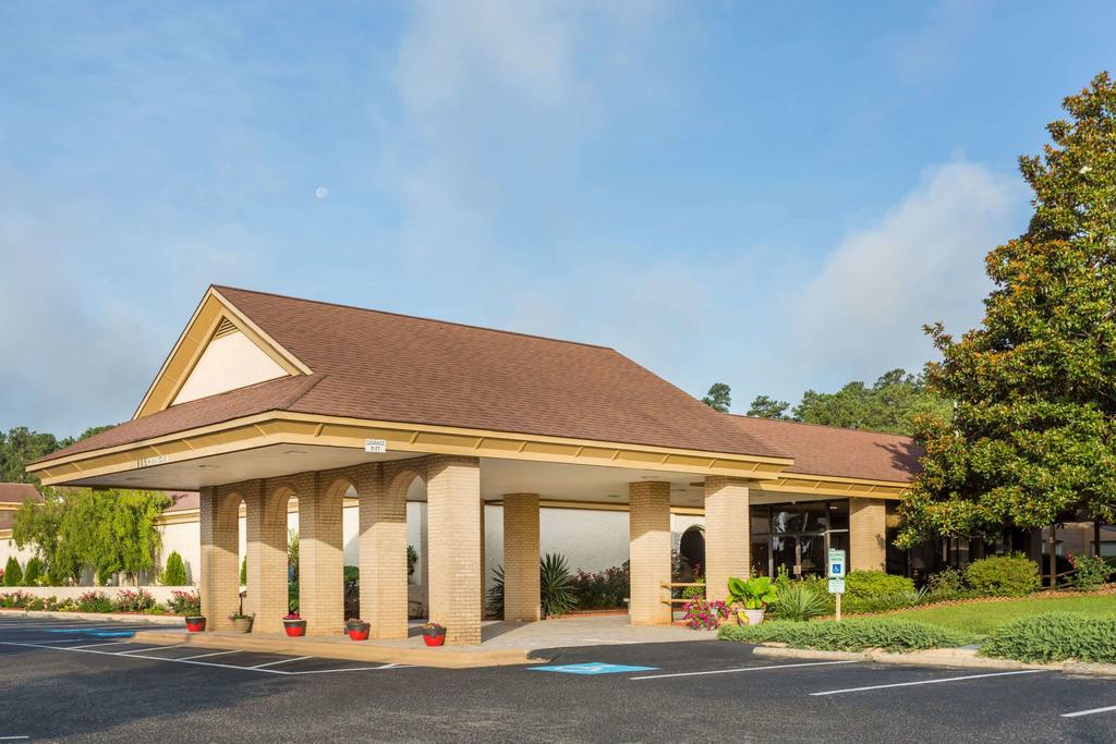 Days Inn & Conf Center By Wyndham Southern Pines Pinehurst - thumb 0