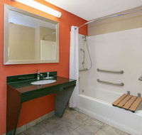 Days Inn  Suites by Wyndham Arlington Near Six Flags - Accommodation Los Angeles