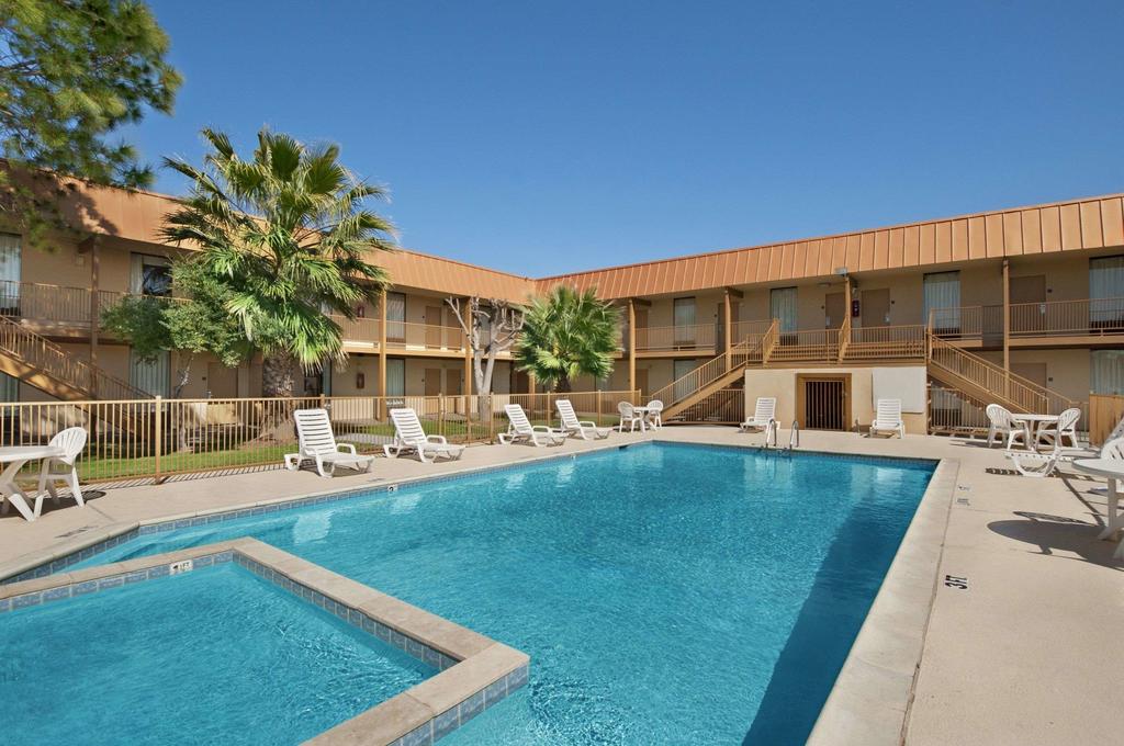 Days Inn By Wyndham Burleson Ft. Worth - thumb 1