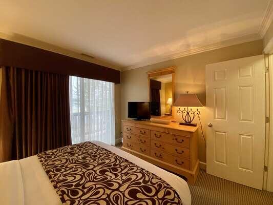 Delightful Lake View Beach Side Condo @ The Shores - thumb 2