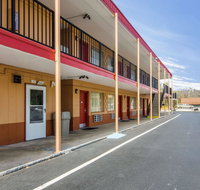 Econo Lodge Near Motor Speedway - Accommodation Los Angeles