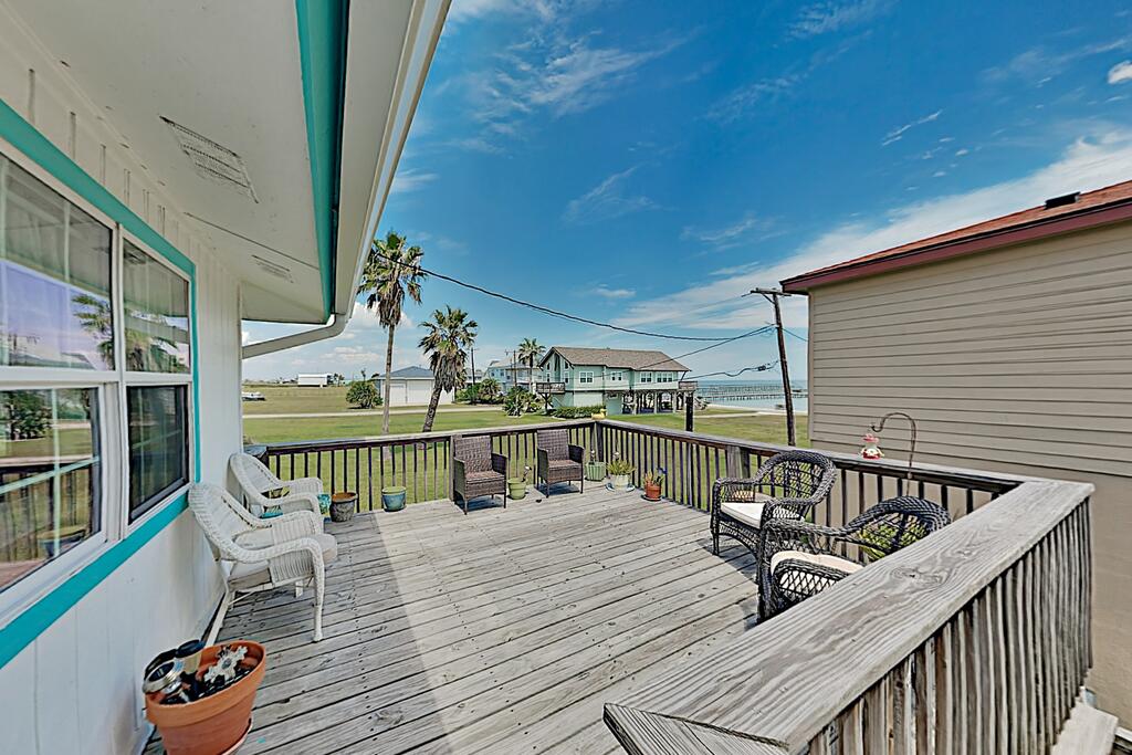 El Nanos Beach House - Remodeled Coastal Gem Home