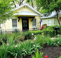 Elm Street Cottage - 2 blocks to Downtown Square - Accommodation Los Angeles