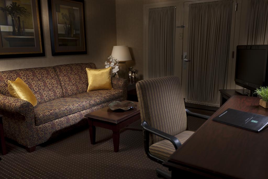 Embassy Suites Lubbock - thumb 3