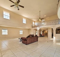 Event Friendly Cali Retreat with Indoor Balcony - Accommodation Los Angeles
