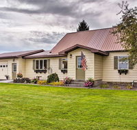 Farmhouse in Country Setting 5 Mi to Gravity Hill! - Accommodation Los Angeles