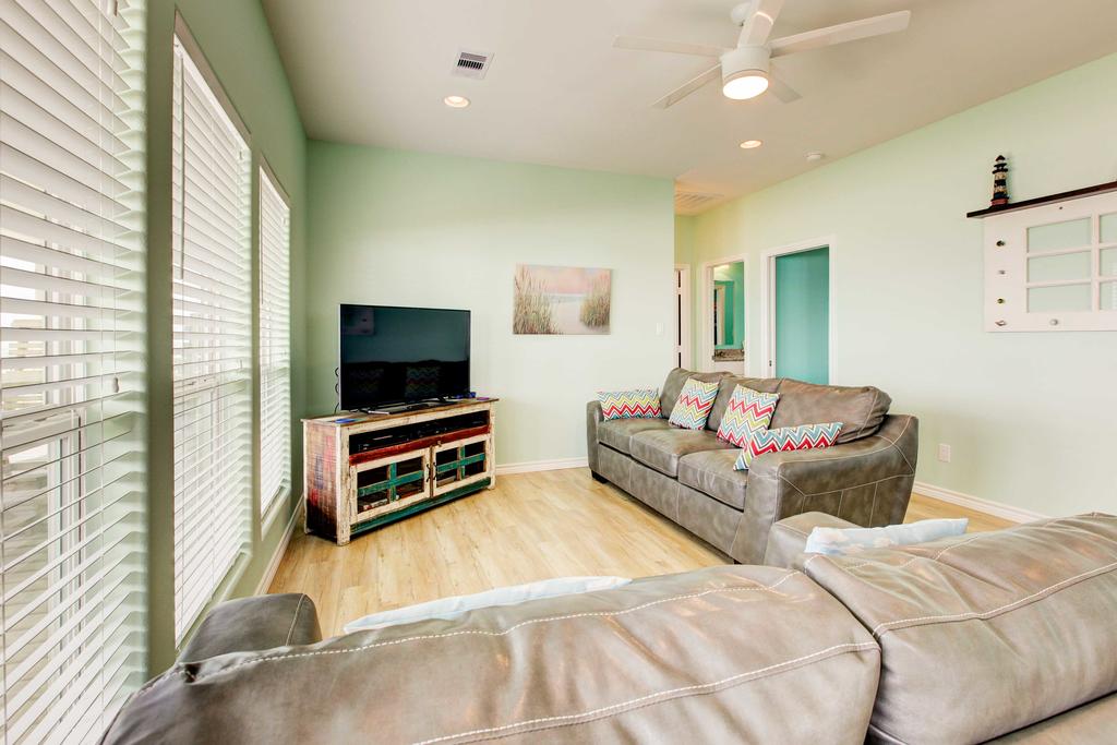 Gilchrist 'EZ Street Beach House' With Gulf-View Deck - thumb 3