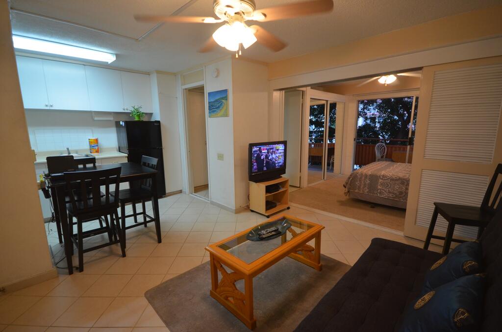 Hawaiian King 501 Studio, Pool And BBQ Grill, Sleeps 4 - thumb 2