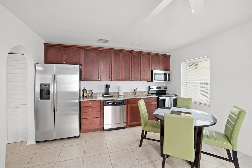 Historic Beach Escape - Entire Apartment C - thumb 2