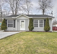 Home with Private Yard - Walk to Lake Erie! - Accommodation Los Angeles