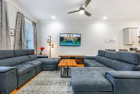 Hosteeva Stunning Modern and Fully-Upgraded 5 BR w Balcony  Pool Accommodation Los Angeles