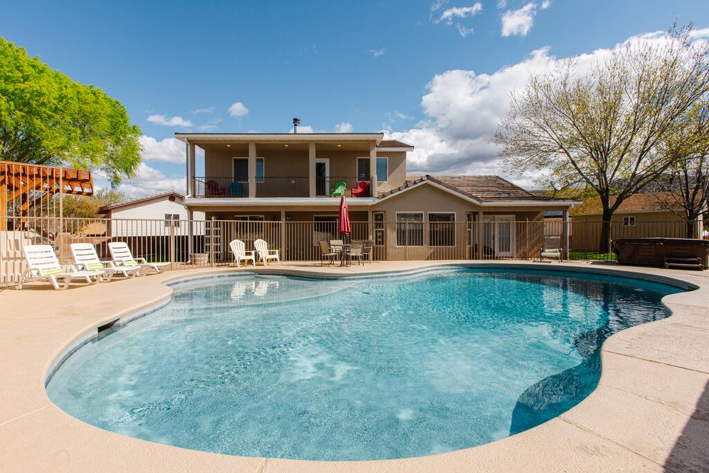 La Verkin 153 Spacious Home, Near Zion's, Private POOL, Hot Tub, Game Room - thumb 0