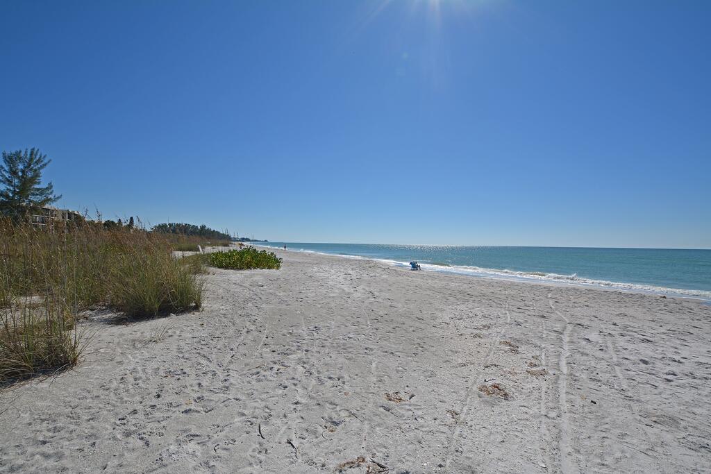 Luxury Beachfront Villa With Gulf Views - thumb 3