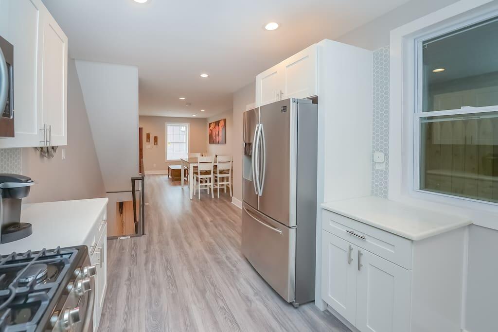 Luxury Rustic Retreat -Cozy Modern Home EZ Parking - thumb 3