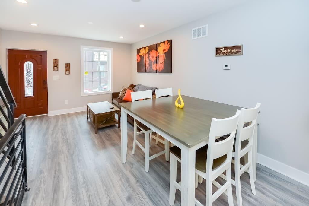 Luxury Rustic Retreat -Cozy Modern Home EZ Parking - thumb 1