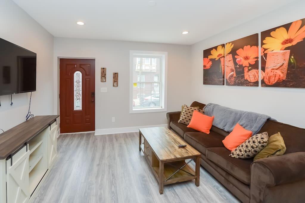 Luxury Rustic Retreat -Cozy Modern Home EZ Parking - thumb 0