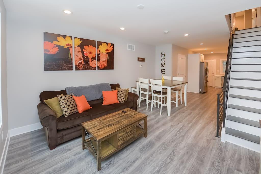 Luxury Rustic Retreat -Cozy Modern Home EZ Parking - thumb 2