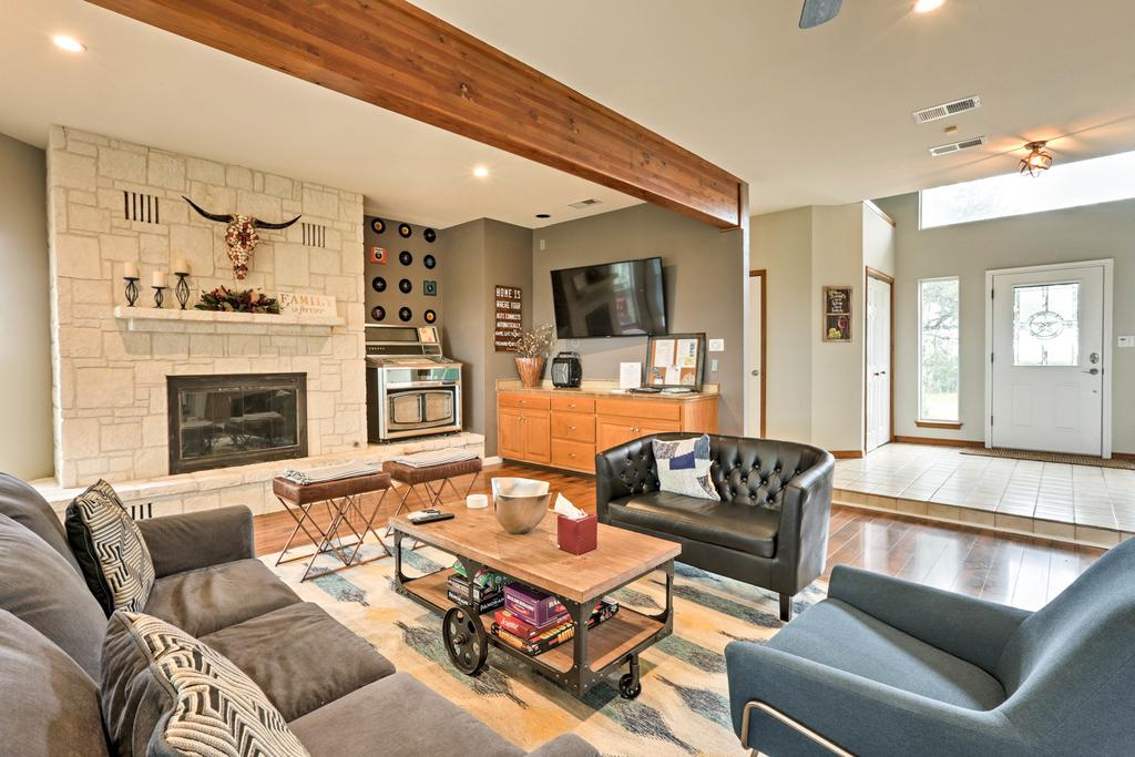 Modern Fischer House With Deck, Fire Pit & Hot Tub! - thumb 3
