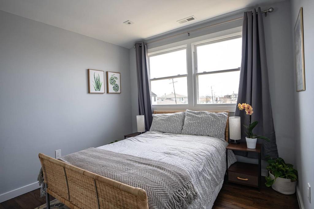 Modern Luxury Family Getaway Near Beach + Casinos - thumb 2