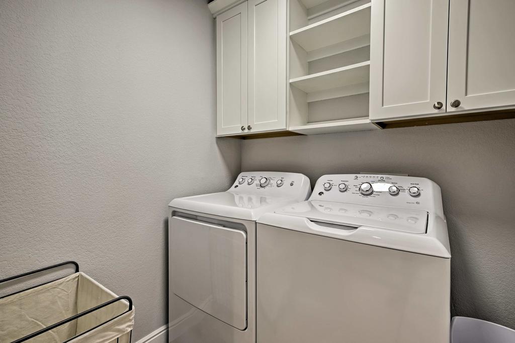 Modern Morrison House With Deck And 2 Fireplaces! - thumb 0