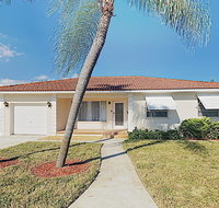 New Listing Tropical Getaway - 5 Minutes to Beach home - Accommodation Los Angeles