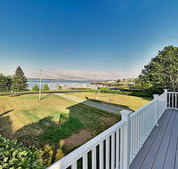 New Listing Waterfront Retreat w/ Ocean Views home - Accommodation Los Angeles