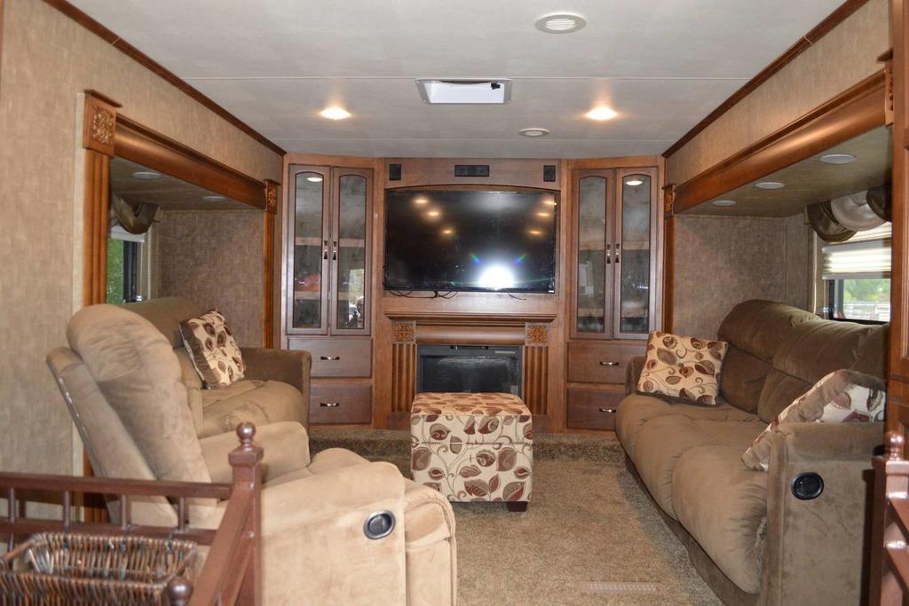 Outdoor Glamping Large 5th Wheel Setup OK4A - thumb 3